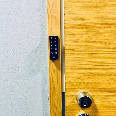 Cozy 6 Mins By Train To Airport Διαμέρισμα