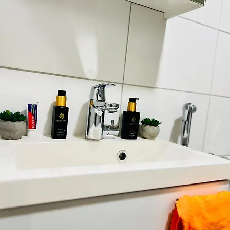 Cozy 6 Mins By Train To Airport Βάνταα