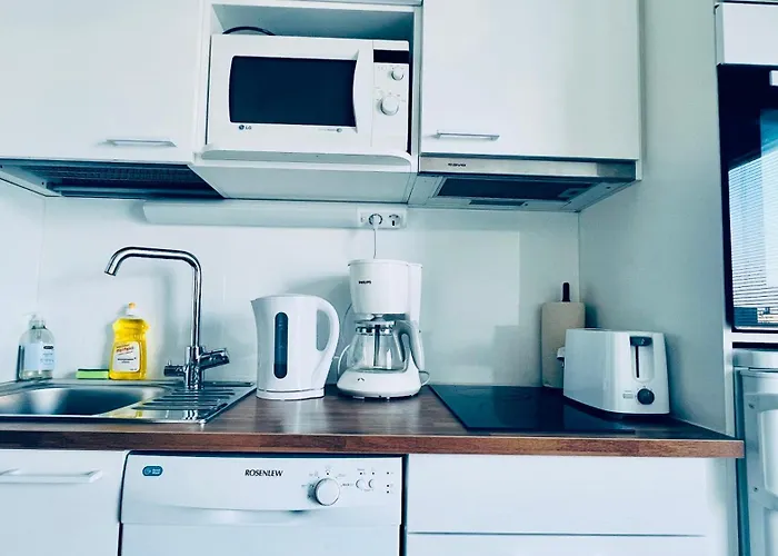 Cozy 6 Mins By Train To Airport *