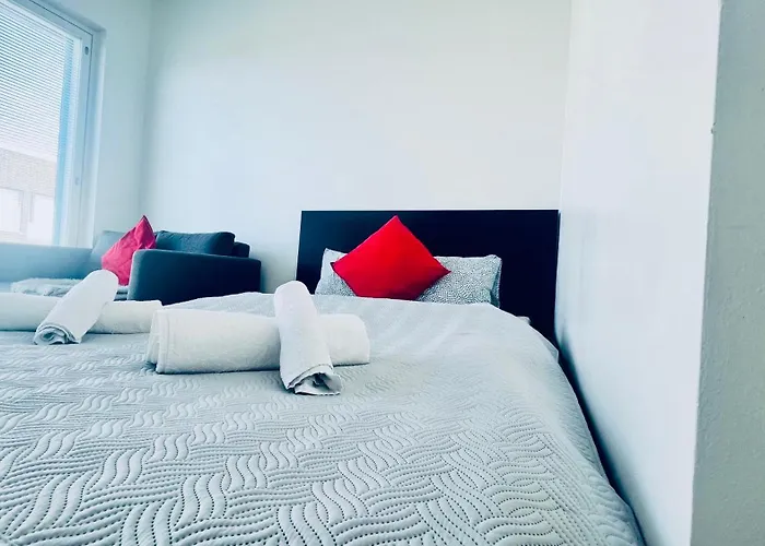 Cozy 6 Mins By Train To Airport *